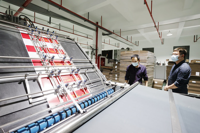 湖口:通宵趕制10000個愛心守&ldquo;滬&rdquo;物資包裝盒